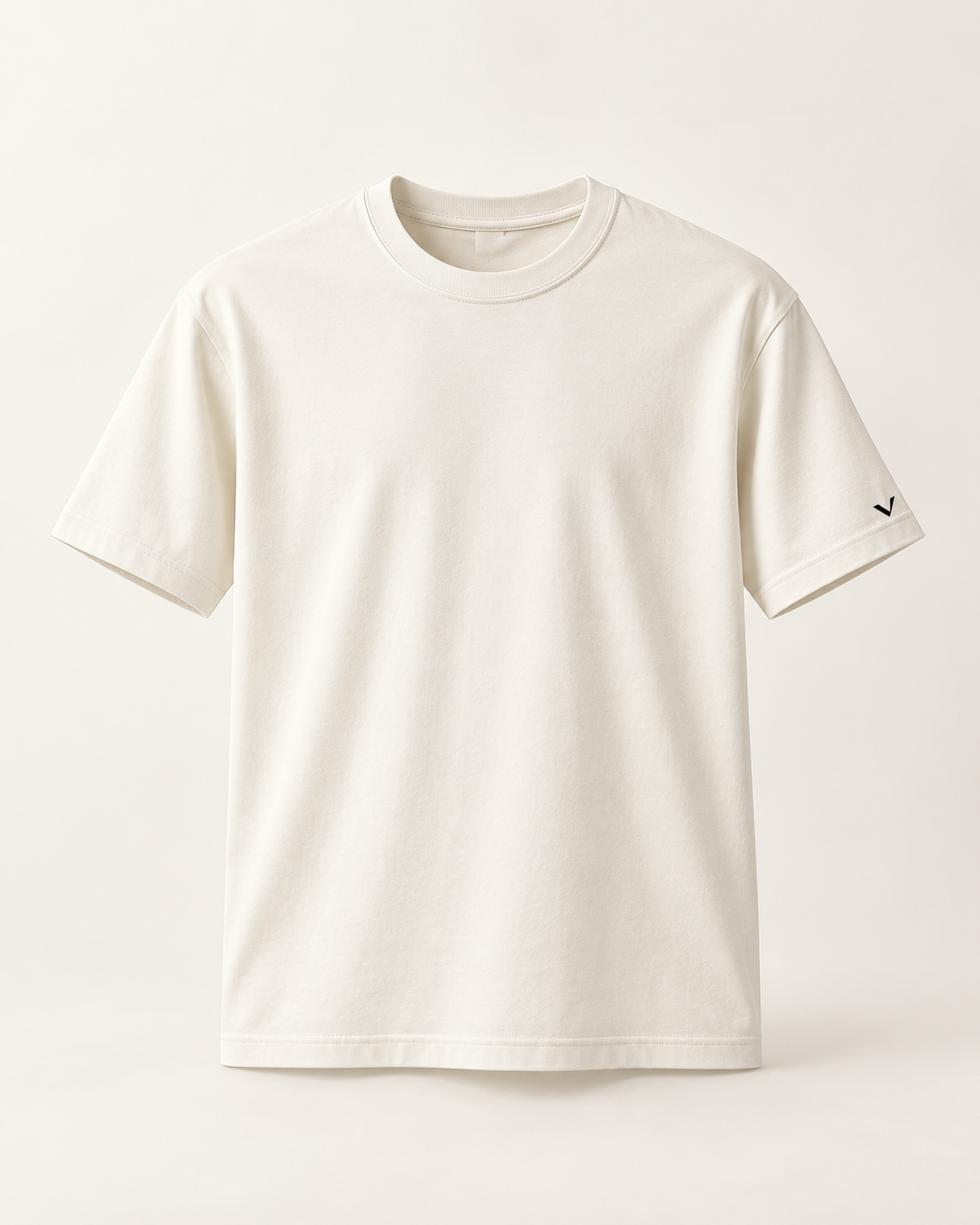 Camiseta Básica LEVVERO off-white, frente limpa e símbolo na manga