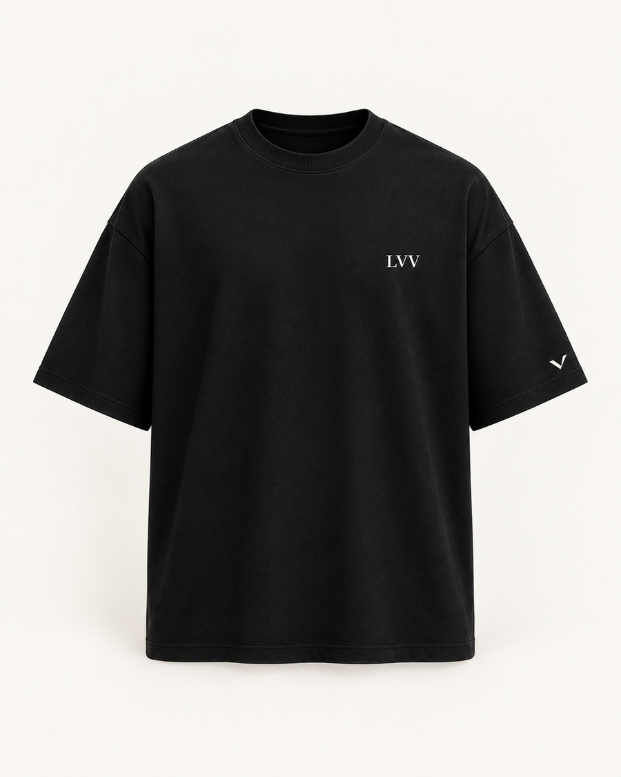 Camiseta Oversized LEVVERO preta, frente, monograma LVV