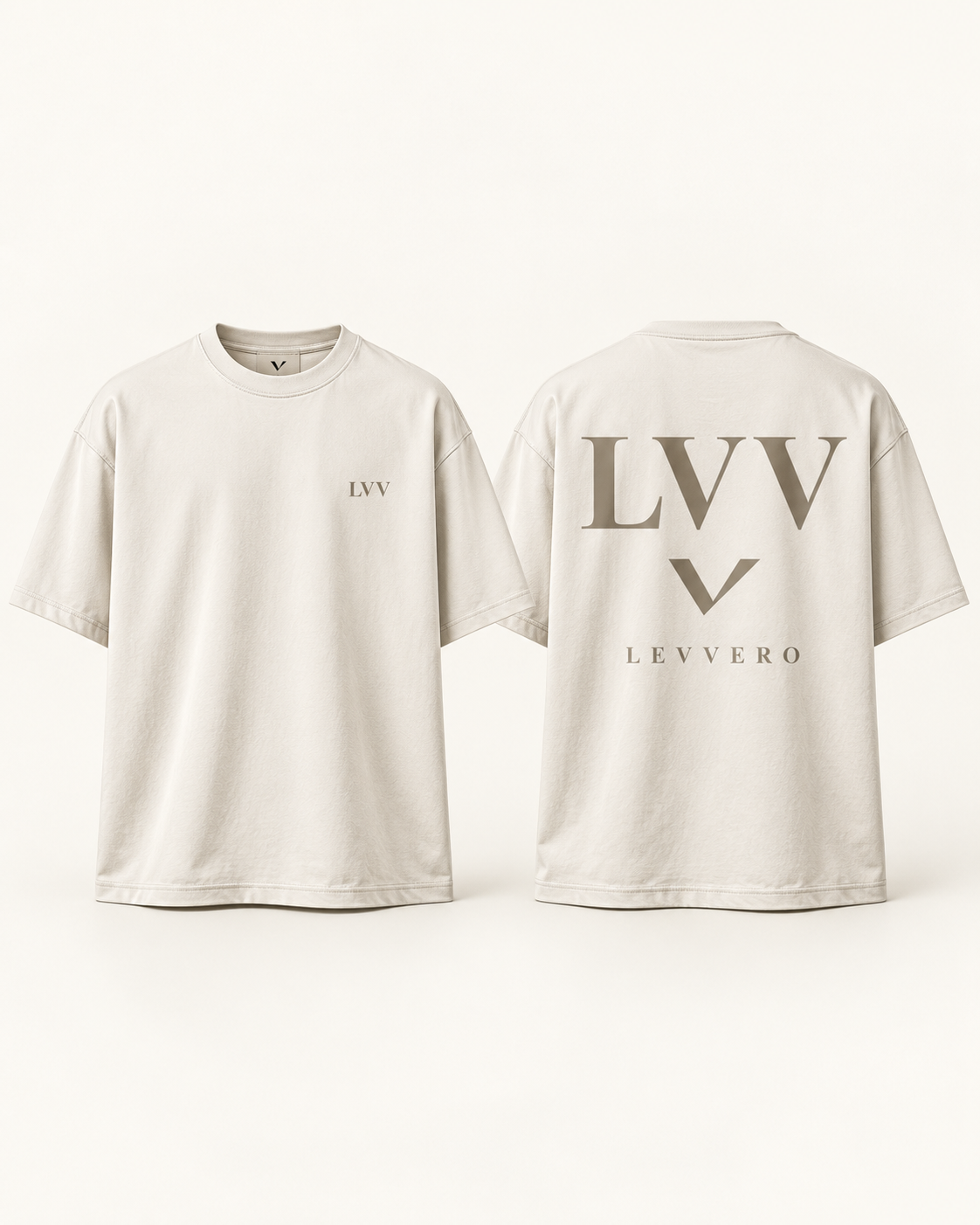 Camiseta Oversized LEVVERO clara com LVV