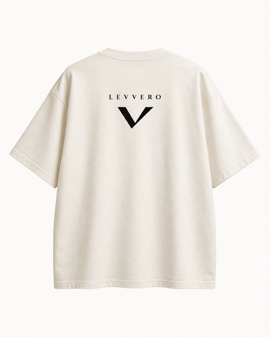 Camiseta Oversized LEVVERO off-white com símbolo V nas costas
